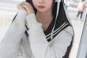 在水中翻转的女仆梦——雪琪SAMA的写真图包