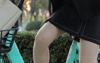 “魔镜街拍”图集免费入手；短裙与灰丝的组合，上班也能这样穿？不怕老板看吗？