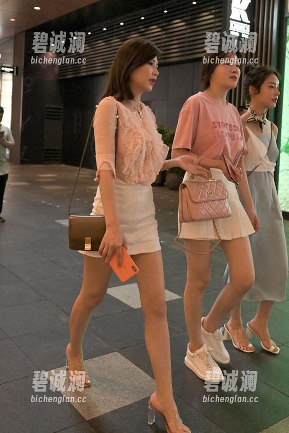 魔镜街拍 魔镜街拍:白丝吊带袜美女,难道是为了刺激我的想象力而生?这图片一点都不客气!